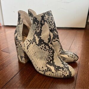 Steve Madden ivory and black snake embossed faux leather rookie boots size 6.5